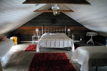 Фото номера Семейный номер с общей ванной комнатой Фермерские дома Old Farmhouse Wanha Tupa г. Кристийнанкаупунки 2